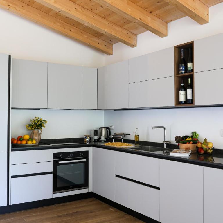 Podere Sabaina, Private Villa mit beheiztem Pool, Seeblick und 3 Wohneinheiten zur Alleinnutzung - Villa con Piscina Privata - 78