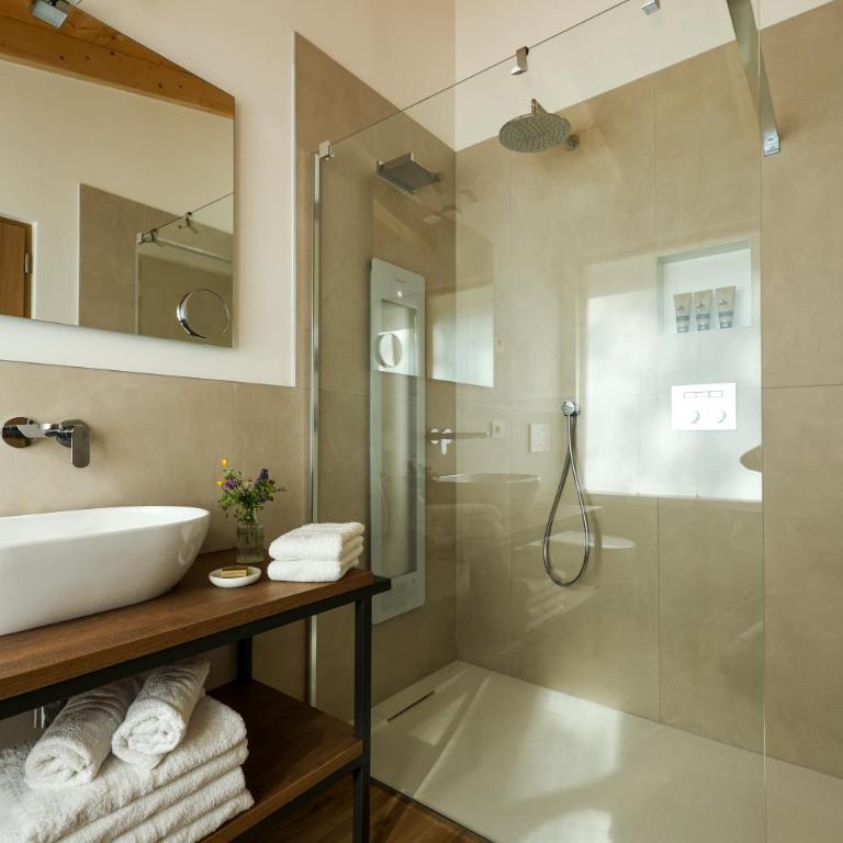 Podere Sabaina, Private Villa mit beheiztem Pool, Seeblick und 3 Wohneinheiten zur Alleinnutzung - Villa con Piscina Privata - 81