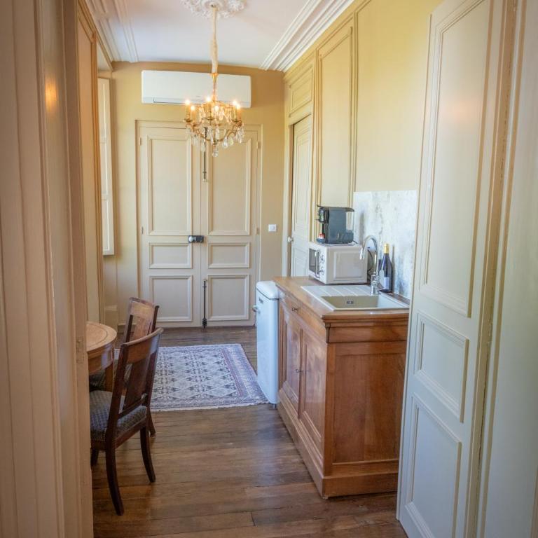 Le Château du Sollier - Charme calme et confort climatisation à 5mn du peage de Bourges à la campagne - stationnement privé - Suite Junior - 7