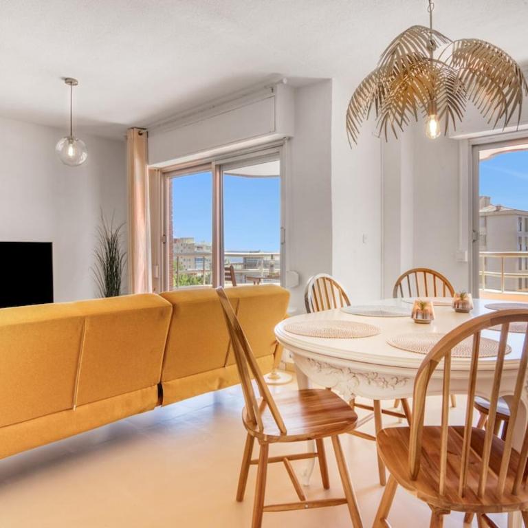 Oasis Apt, 5min Beach, In City Center, Terrace - Three-Bedroom Apartment - 2