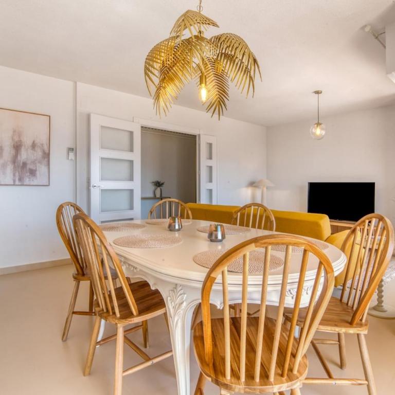 Oasis Apt, 5min Beach, In City Center, Terrace - Three-Bedroom Apartment - 9