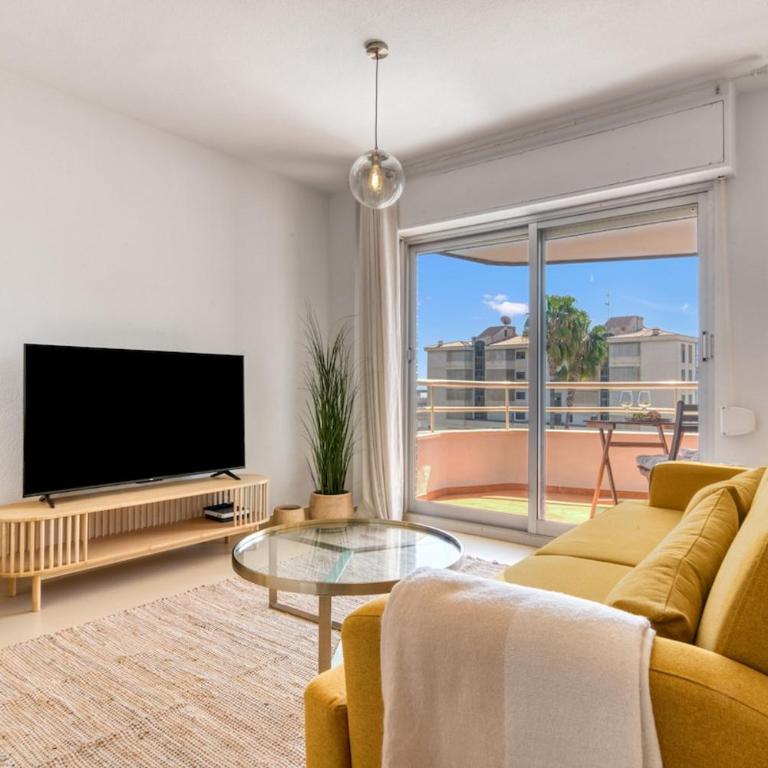Oasis Apt, 5min Beach, In City Center, Terrace - Three-Bedroom Apartment - 13