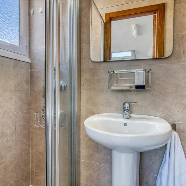 Oasis Apt, 5min Beach, In City Center, Terrace - Three-Bedroom Apartment - 23