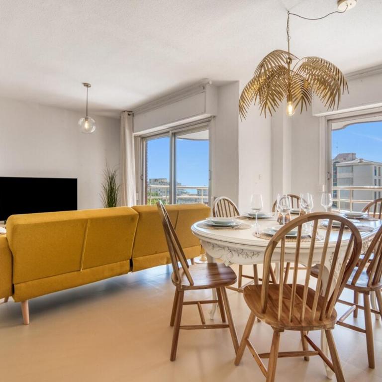 Oasis Apt, 5min Beach, In City Center, Terrace - Three-Bedroom Apartment - 24
