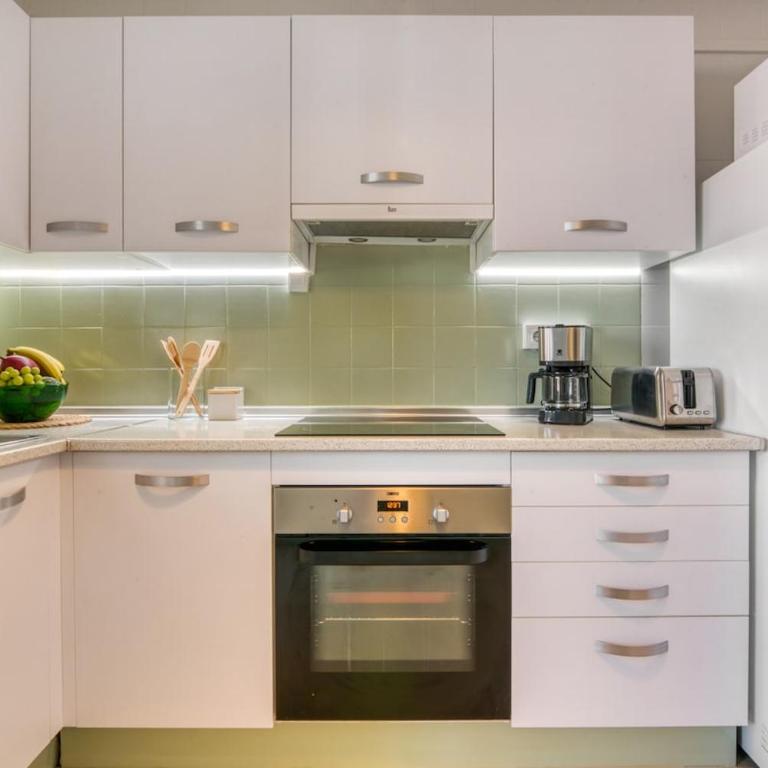 Oasis Apt, 5min Beach, In City Center, Terrace - Three-Bedroom Apartment - 25