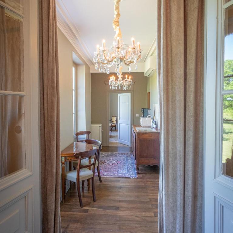 Le Château du Sollier - Charme calme et confort climatisation à 5mn du peage de Bourges à la campagne - stationnement privé - Appartement 2 Chambres de Luxe avec Vue sur le Jardin - 5