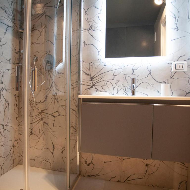 Switch Holiday 312 - Camera Matrimoniale con Bagno Privato - 2