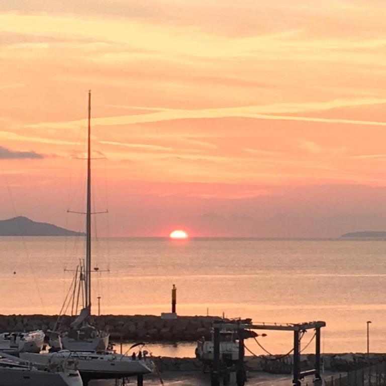 Port de Hyères Terrasse vue mer parking privé 2 SDB plage à pied - Apartment mit Meerblick - 24