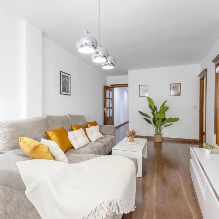 Piso en el Centro de la Ciudad - Three-Bedroom Apartment - 7