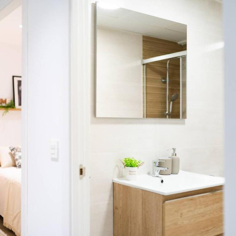 Descubre Granada Piso en el Centro de la Ciudad - Three-Bedroom Apartment - 8