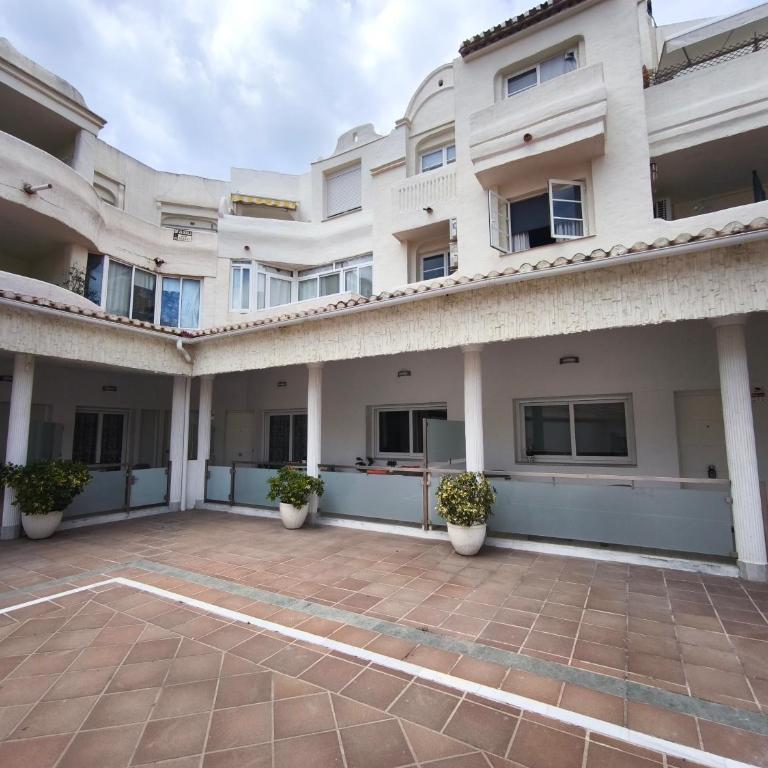 Benalmadena Piso Puerto Marina con 2 habitaciones terraza grande Wifi y AC - Apartment - 28