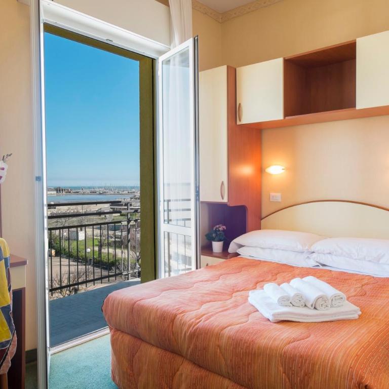 Hotel Crosal - Camera Matrimoniale con Balcone e Vista Mare - 9