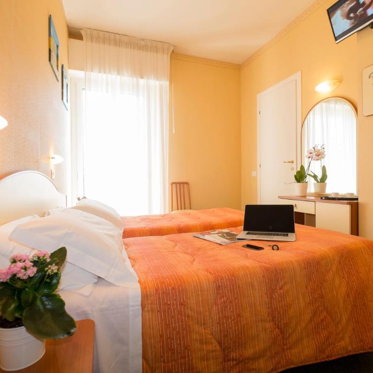 Hotel Crosal - Camera Matrimoniale con Vista Mare Parziale - 5