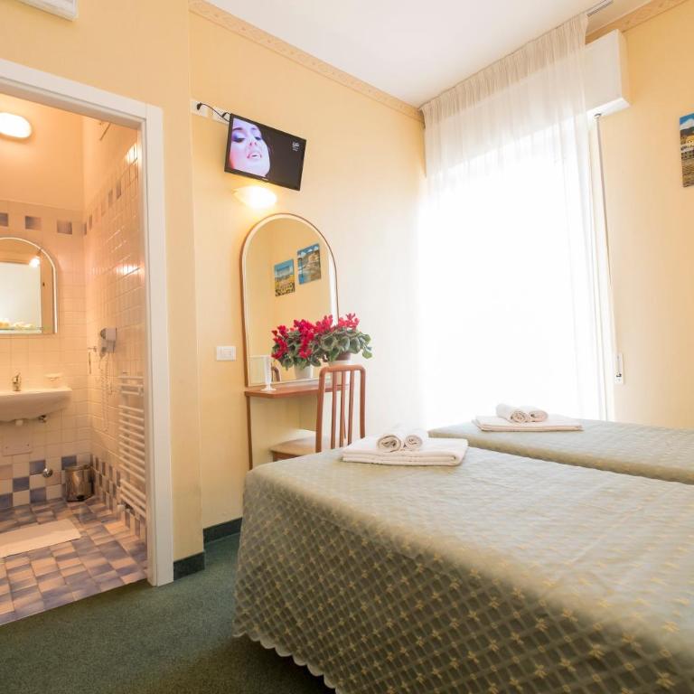 Hotel Crosal - Camera Matrimoniale con Vista Mare Parziale - 7