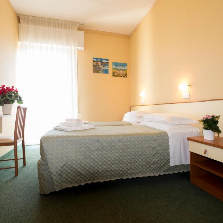 Hotel Crosal - Camera Matrimoniale con Vista Mare Parziale - 8