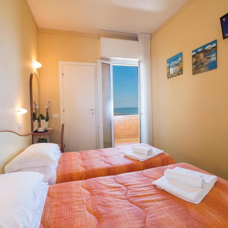 Hotel Crosal - Camera Matrimoniale con Balcone e Vista Mare - 11