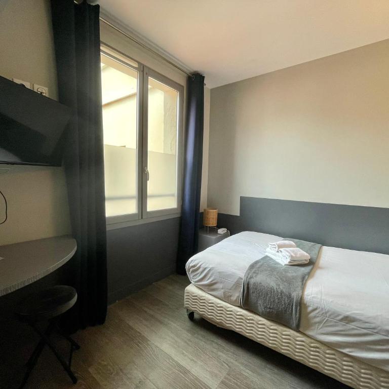 Hôtel De Paris - Chambre Simple - Vue sur le Terrasse ou Rue - 5
