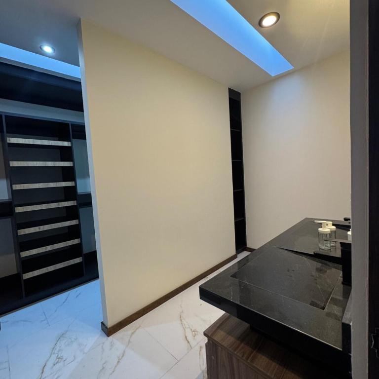 Large house in an exclusive area - Three-Bedroom Apartment - 9
