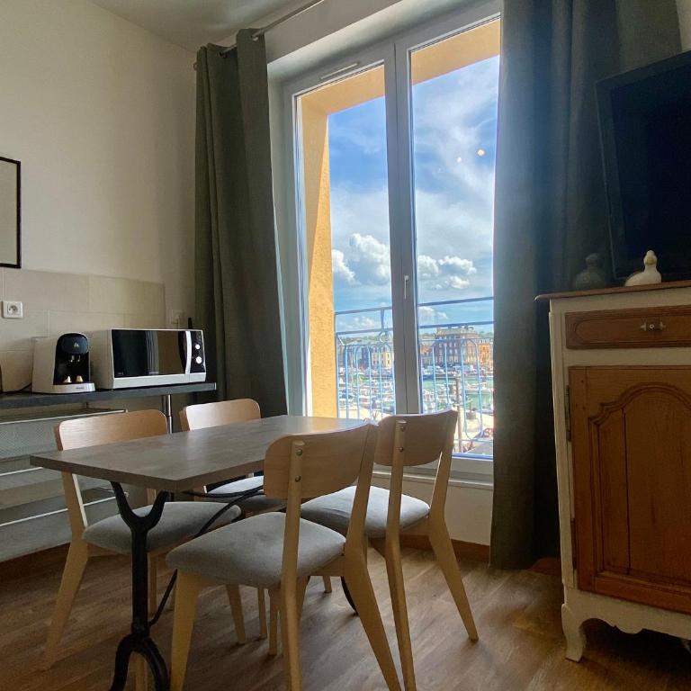 Établissement 3 étoiles avec ASCENSEUR, 3 appartements lumineux vue port avec balcon, 200m de la mer, Wifi Fibre, tous service inclus - Appartement 1 Chambre avec Balcon - Vue sur l'Eau - 8