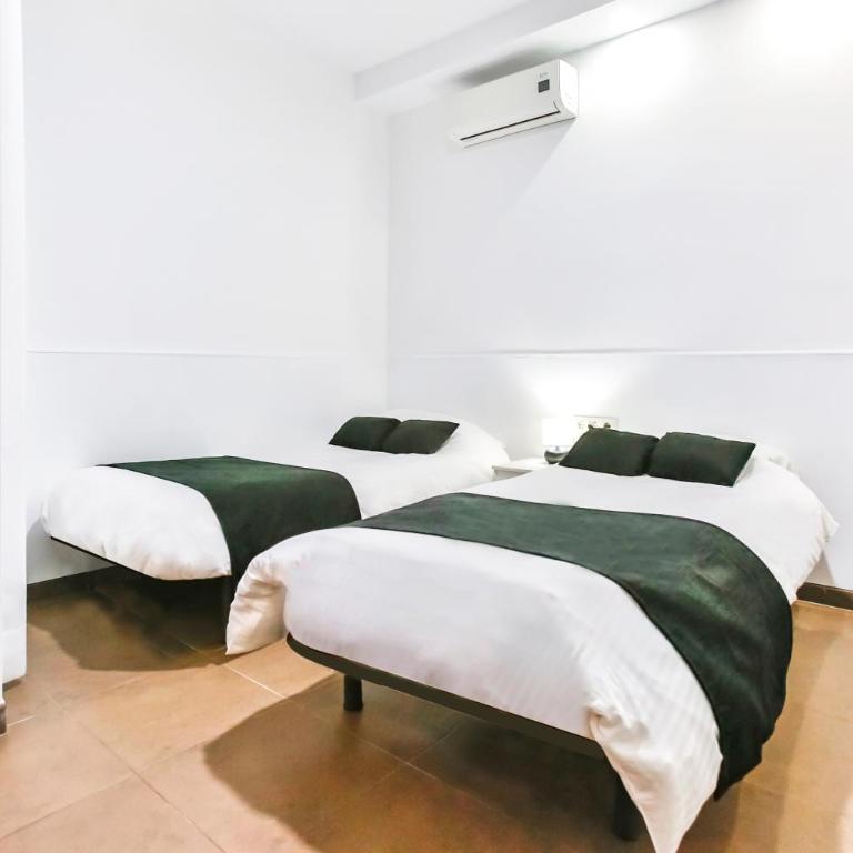 Laramond Barcelona Rooms - Twin Room with Private Bathroom - 3