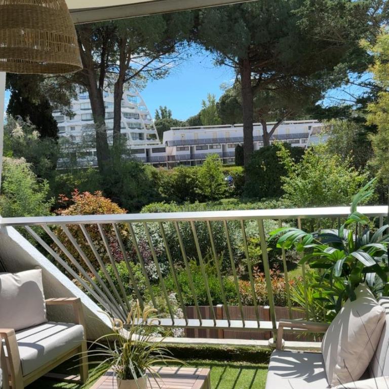 LE BOHÈME - balcon vue jardin - clim - place de parking - wifi - 5min plage - One-Bedroom Apartment - 12