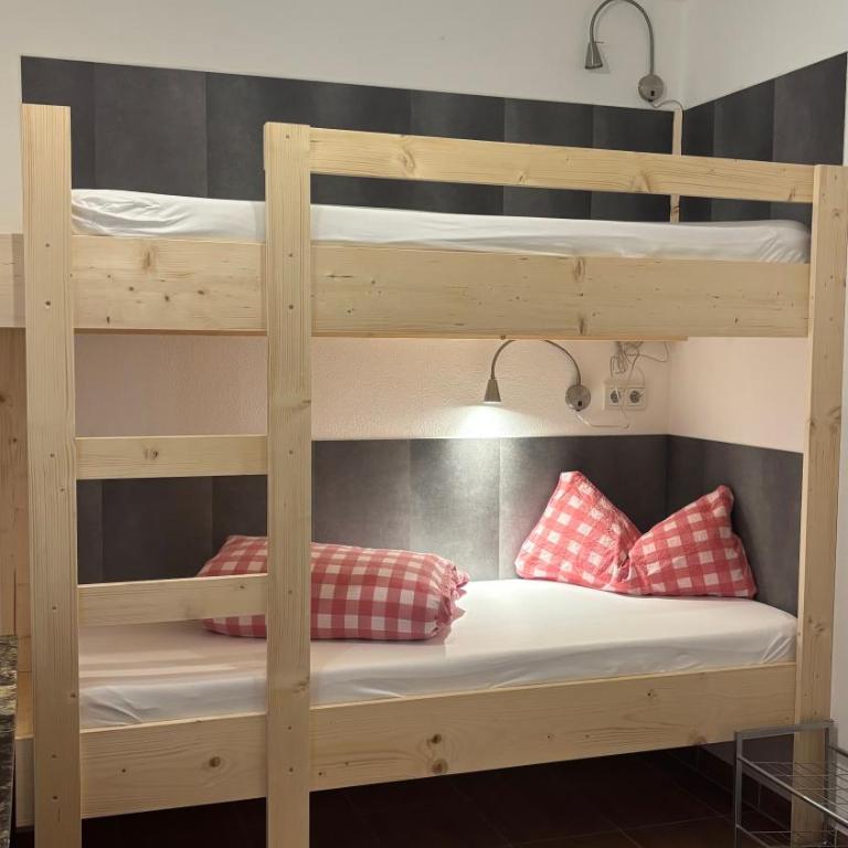 Fanky Guided Sport & Outdoor Experience - Hostel & Appartementhaus - Rafting&Canyoning - Zweibettzimmer mit eigenem Bad - 3