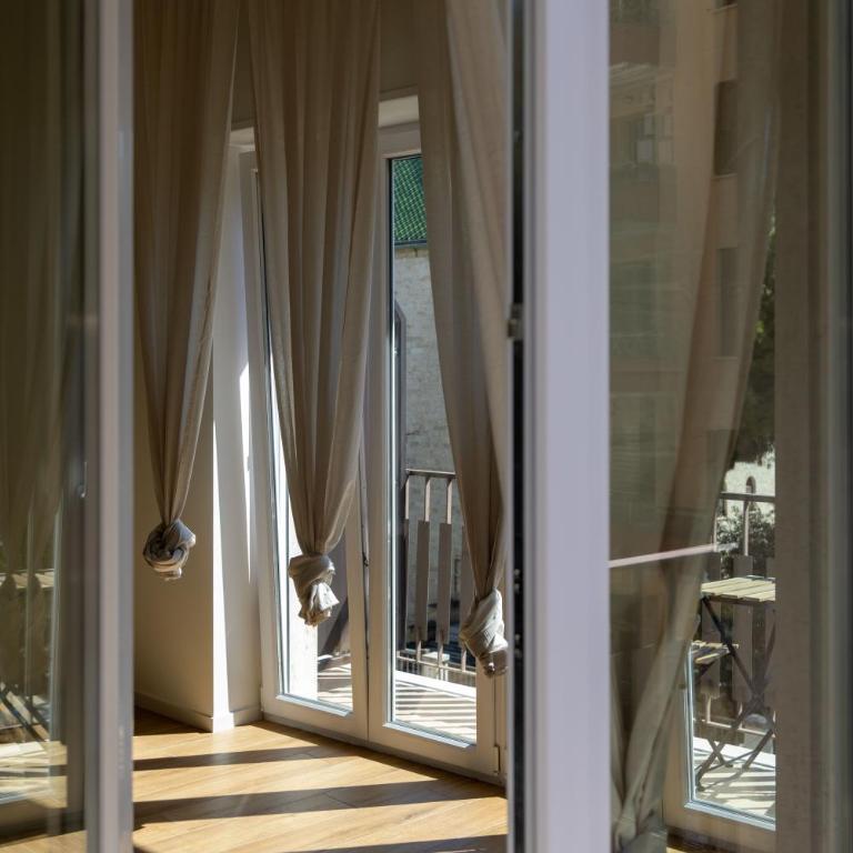 Numero 5 - Camera Matrimoniale con Balcone e Vista Giardino - 22