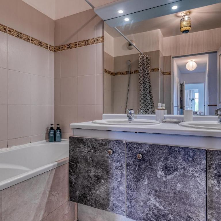 Appartement family terrasse 6-7pers proche Disney et gare - Two-Bedroom Apartment - 8