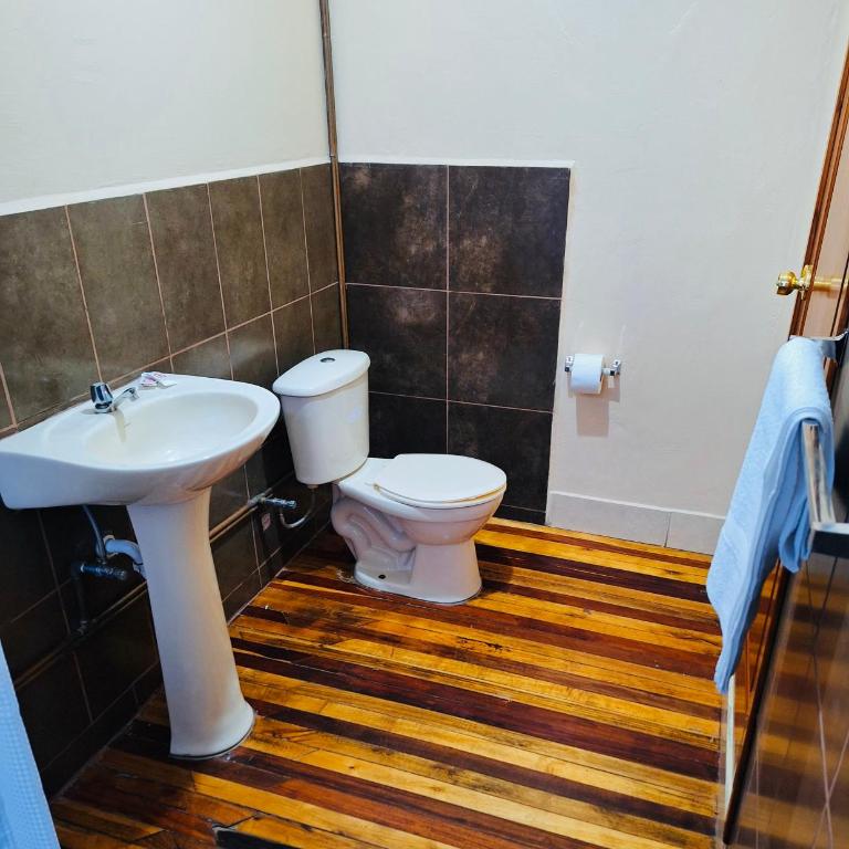 Travel Hotel Quito - Twin Room with Private Bathroom - 2
