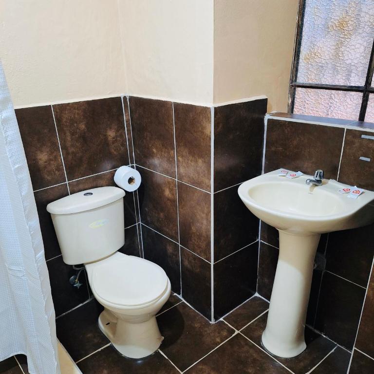 Travel Hotel Quito - Double Room with Private Bathroom - 7
