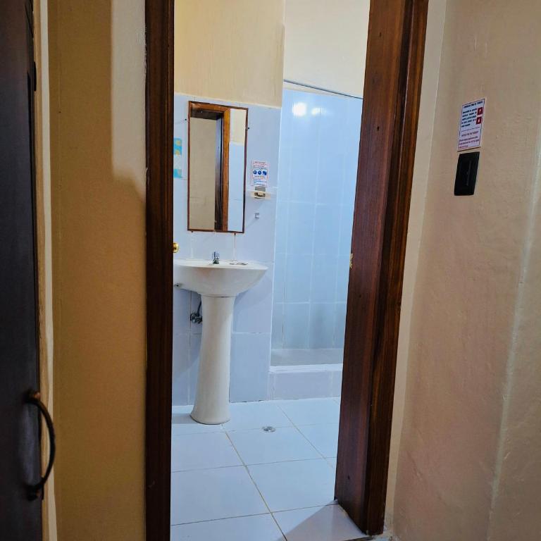 Travel Hotel Quito - Double Room with Private Bathroom - 5
