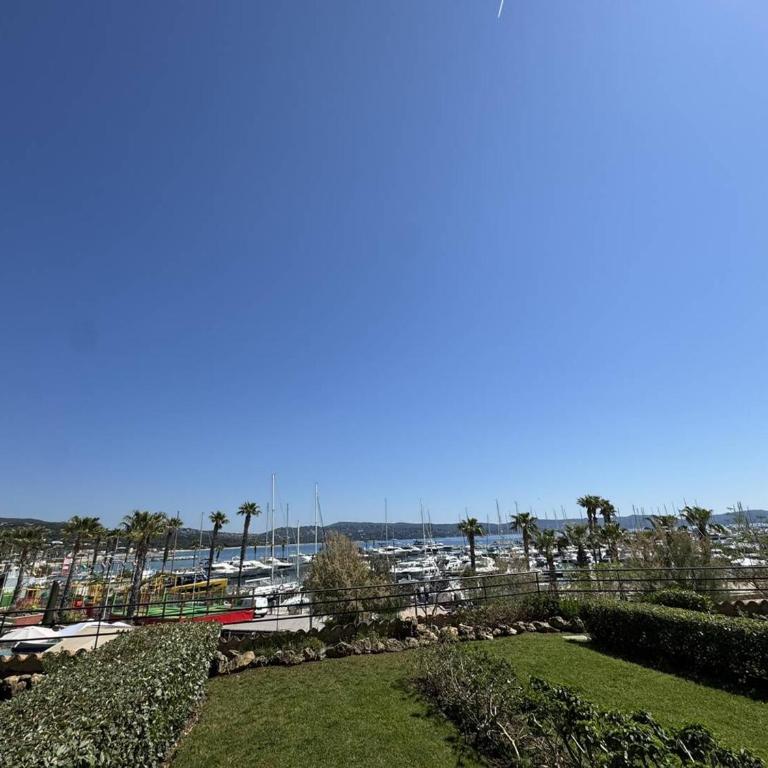 Appartement avec grande terrasse et garage à Cavalaire-sur-Mer - FR-1-100-355 - Appartement - 1