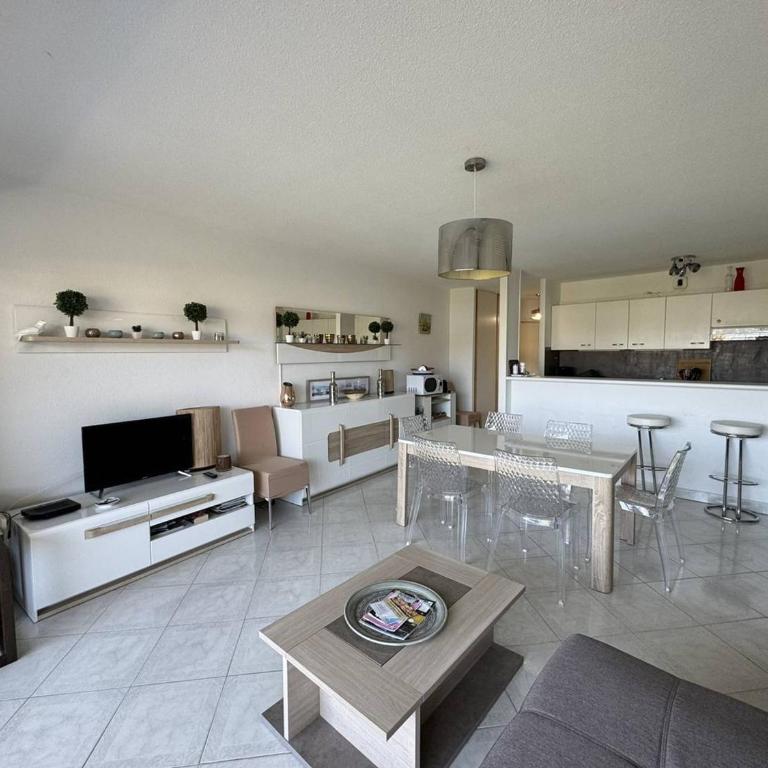 Appartement avec grande terrasse et garage à Cavalaire-sur-Mer - FR-1-100-355 - Appartement - 3