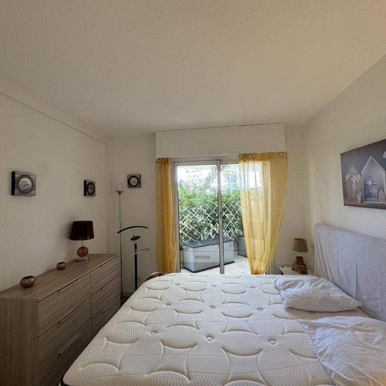 Appartement avec grande terrasse et garage à Cavalaire-sur-Mer - FR-1-100-355 - Appartement - 8