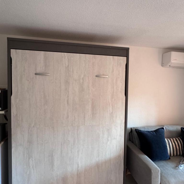 PLAGE St CLAIR APPARTEMENT AVEC TERRASSE Le Lavandou Saint Clair, a deux pas de la plage de St Clair, au calme, Studio tout équipé, clim, Wifi Fibre, TV connectée, lave linge, lave vaisselle, place de parking et plus, serviettes et draps fournis - Studio mit Terrasse - 4
