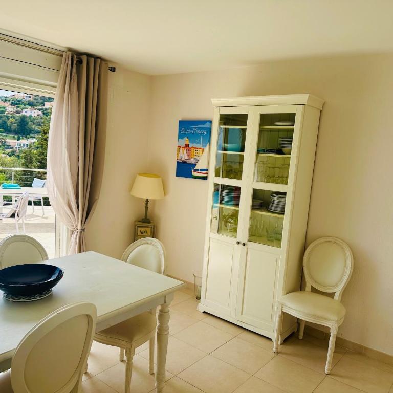 new! Villa privée avec piscine individuelle et vue mer panoramique, au calme, proche plages et Saint-Tropez - Maison 3 Chambres - 35