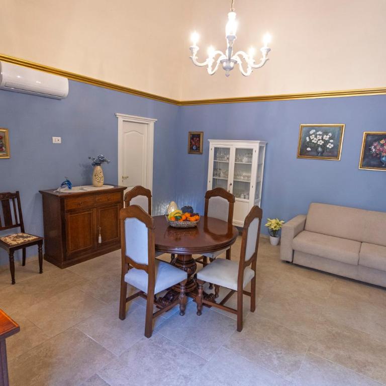 Old House - Historic Beauty Central Home, Otranto - Two-Bedroom Apartment - 8