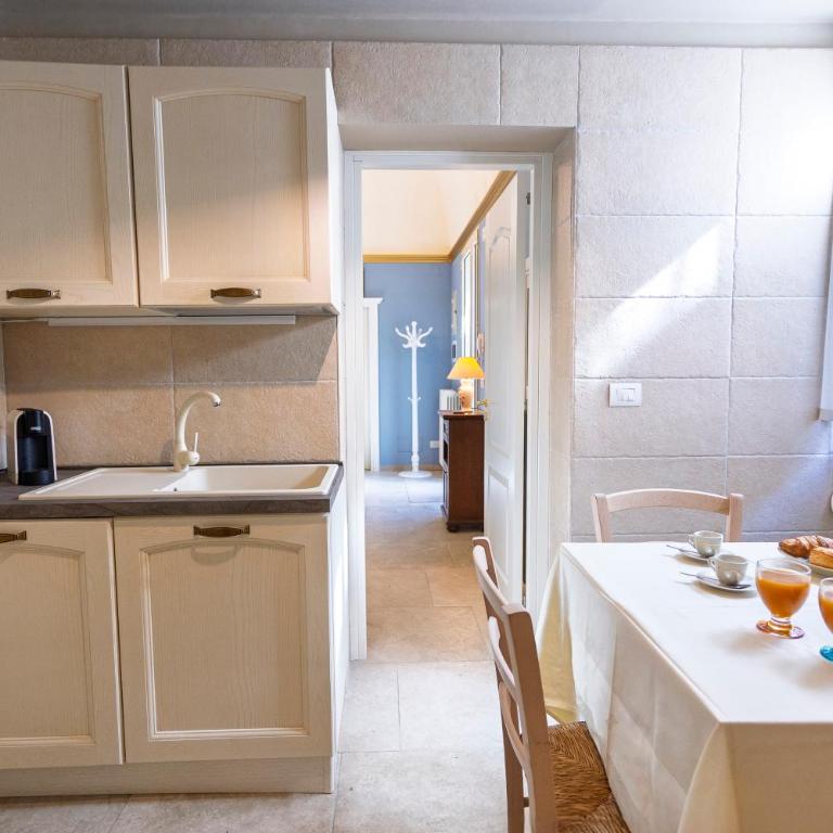 Old House - Historic Beauty Central Home, Otranto - Two-Bedroom Apartment - 9