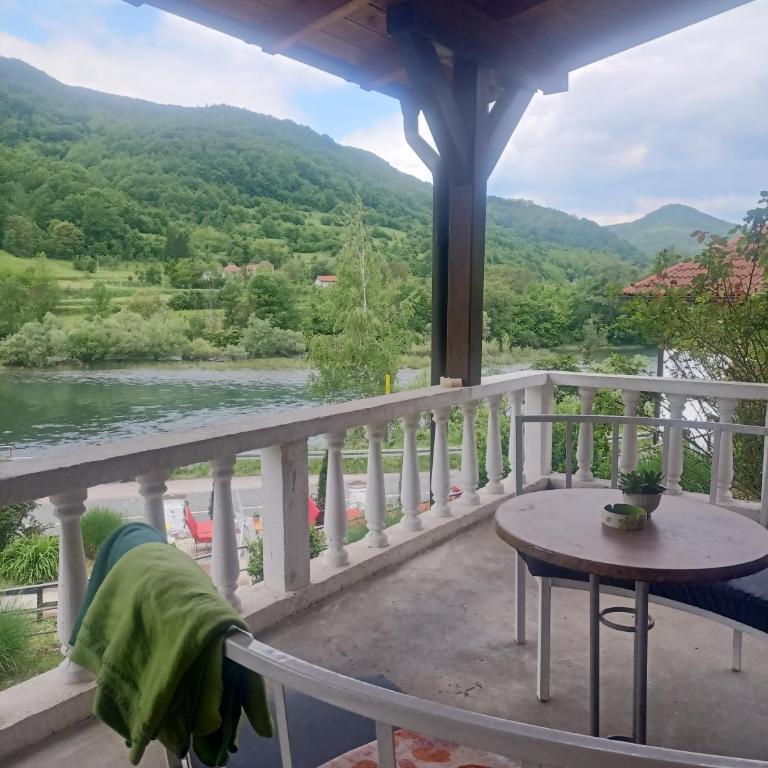 Drina-Krivi Vir - Dvokrevetna Soba sa Bračnim Krevetom i Sopstvenim Kupatilom - 1