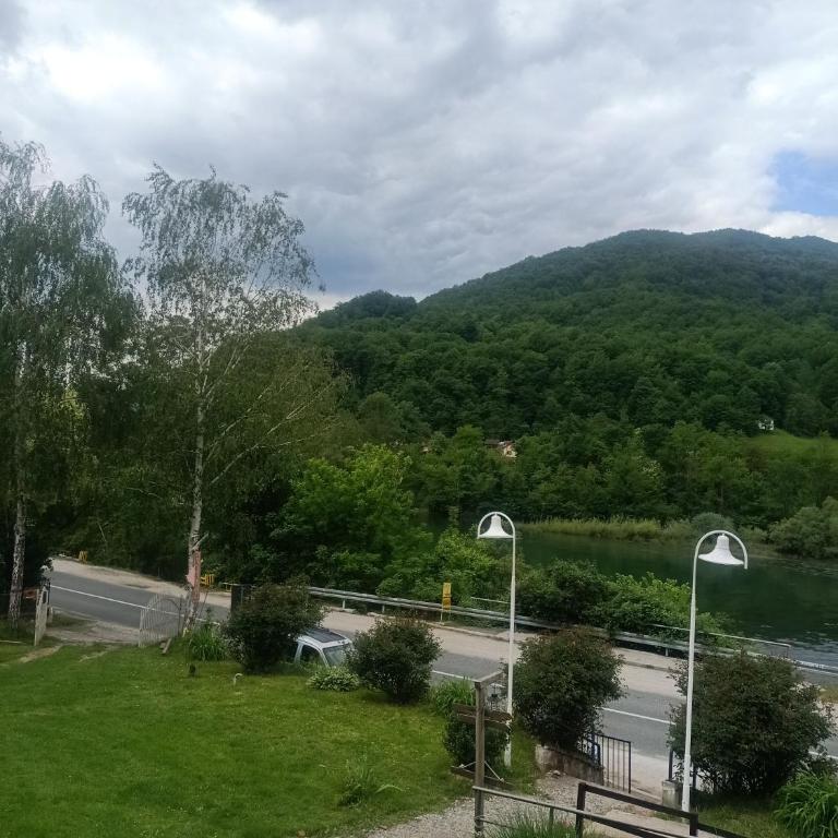 Drina-Krivi Vir - Dvokrevetna Soba sa Bračnim Krevetom i Sopstvenim Kupatilom - 2