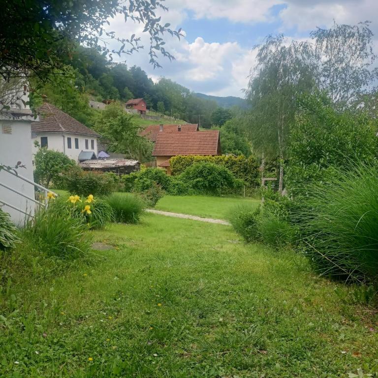 Drina-Krivi Vir - Dvokrevetna Soba sa Bračnim Krevetom i Sopstvenim Kupatilom - 11