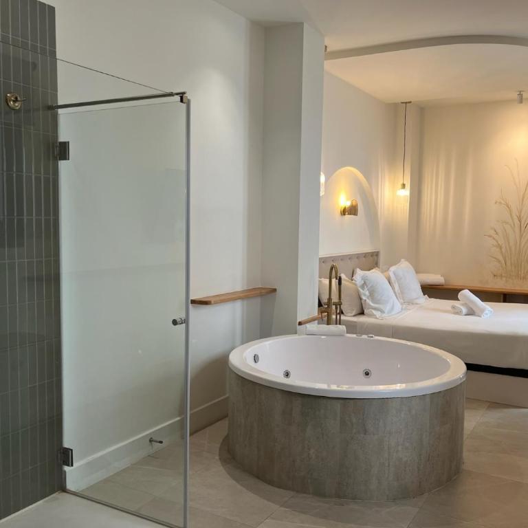 Reina Victoria El Mercado - Quadruple Room with Bath - 5