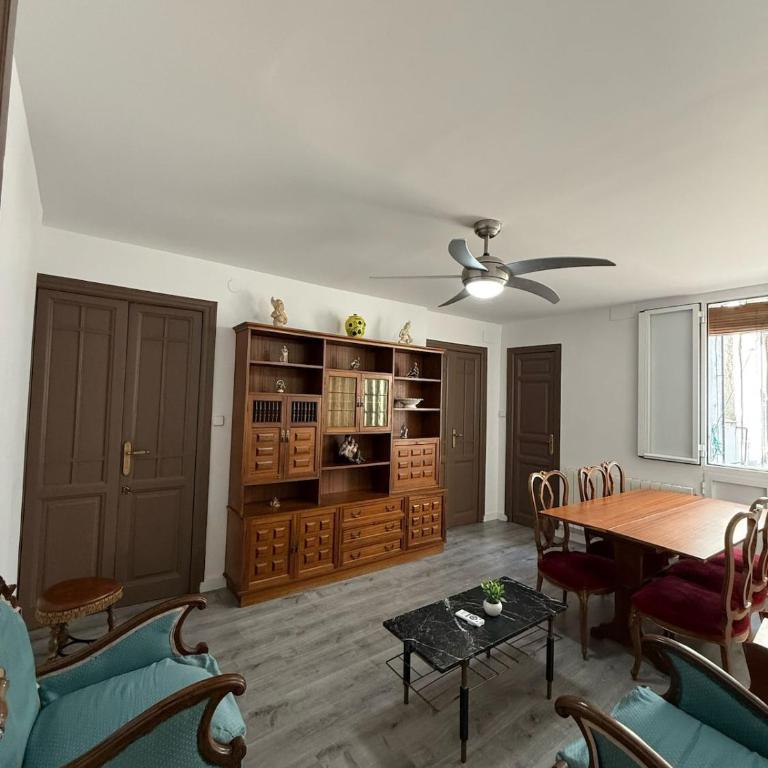 Amplio piso para 17 en pleno centro de Madrid - Apartamento - 1