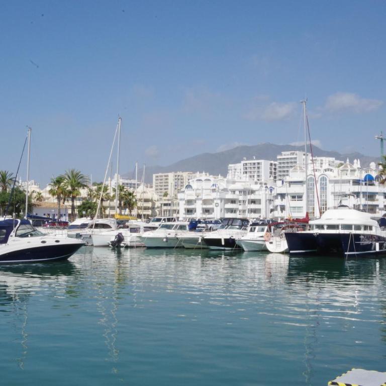 Benalmadena Piso Puerto Marina con 2 habitaciones terraza grande Wifi y AC - Apartment - 31
