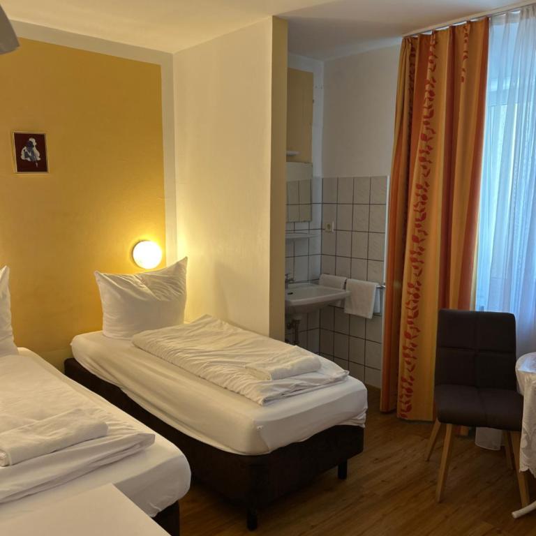 Hotel Pension Haydn - Chambre Triple avec Toilettes Communes - 4