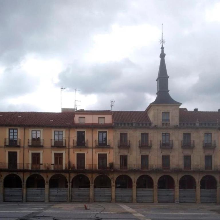 Plaza Mayor de León 3ª planta en edificio histórico sin ascensor con vistas privilegiadas - Apartamento de 2 dormitorios - 17