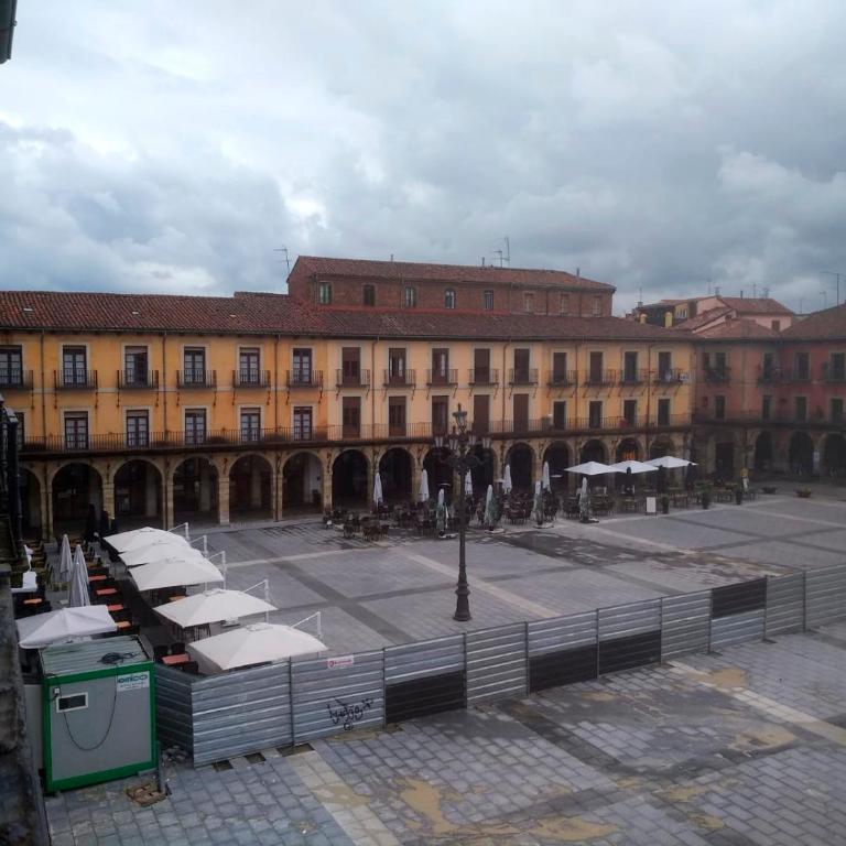 Plaza Mayor de León 3ª planta en edificio histórico sin ascensor con vistas privilegiadas - Apartamento de 2 dormitorios - 14