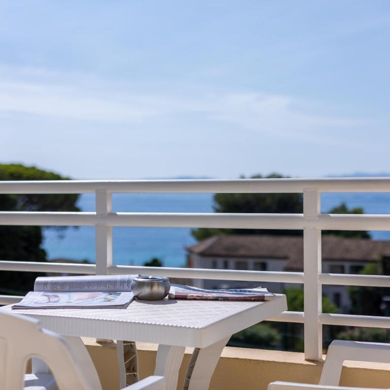 Cap Nègre Hôtel - Chambre Triple avec Balcon - 3ème Étage - Vue sur Mer - 6