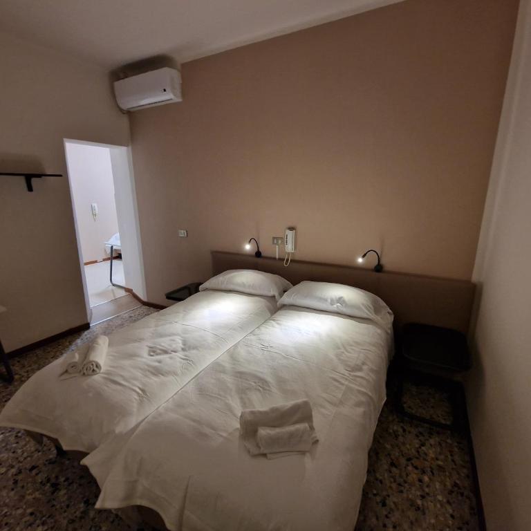 Albergo D'Ambros - Casa Belfiore Group - Camera Tripla - 4