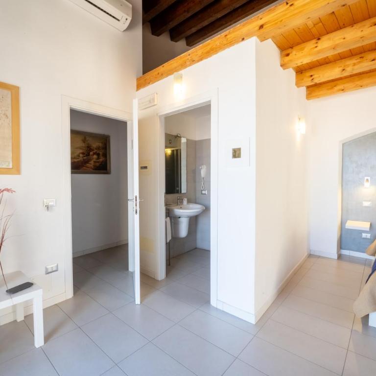 Opera Suite - Quadruple Room with Sea View - 2